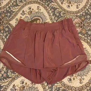 Brand new Lulu Hotty Hot short 2.5”